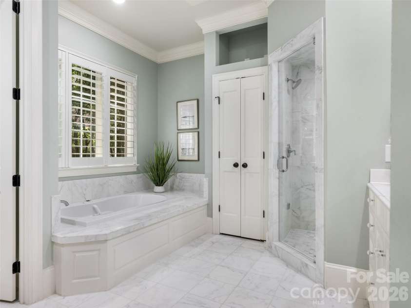 2946 Wheelock Road, Charlotte, NC 28211.  MLS# CAR4422920, YatesRealty ID 47250. Primary Bath