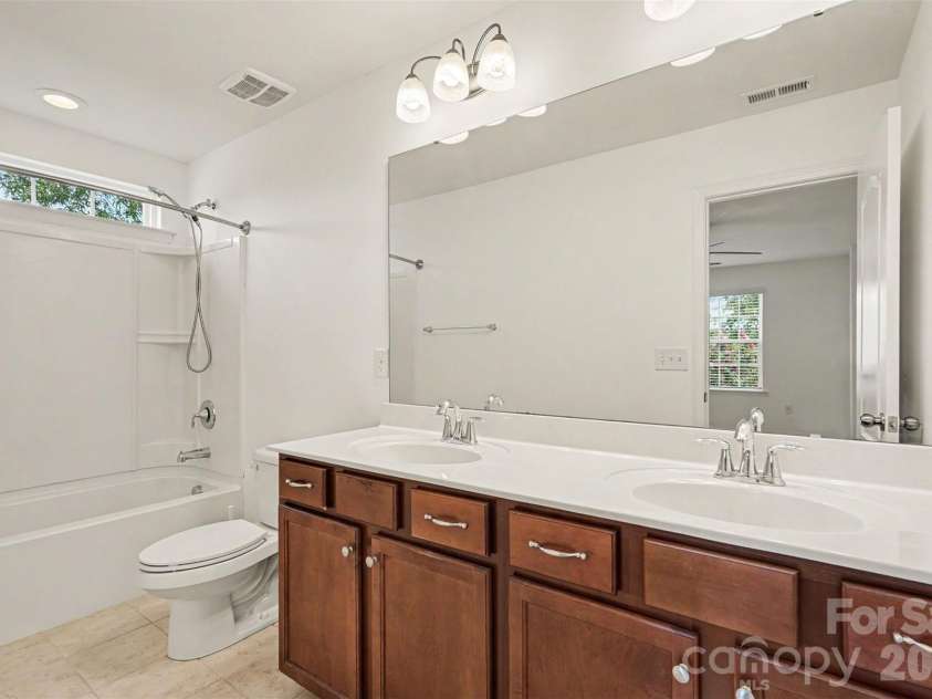 5810 Castlecove Road, Charlotte, NC 28273.  MLS# CAR4403893, YatesRealty ID 47259. 2nd Primary bath