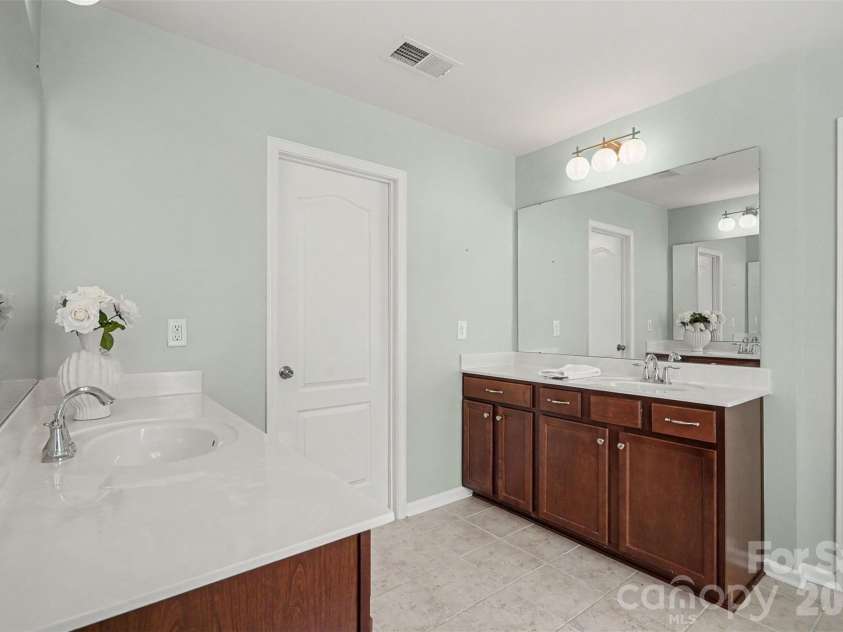 5810 Castlecove Road, Charlotte, NC 28273.  MLS# CAR4403893, YatesRealty ID 47259. Primary bath