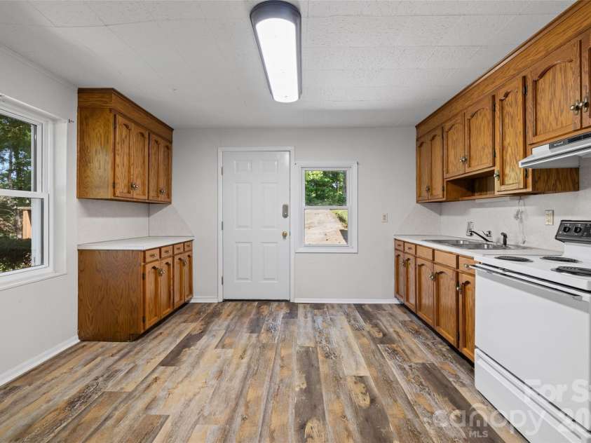 233 Laburn Avenue, Charlotte, NC 28214.  MLS# CAR4418605, YatesRealty ID 47262. 2ND KITCHEN
