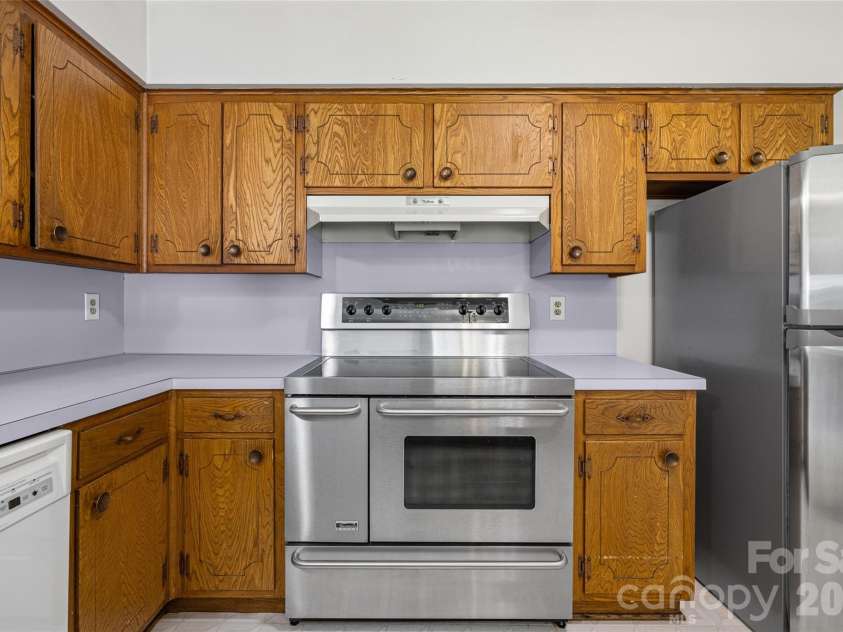 233 Laburn Avenue, Charlotte, NC 28214.  MLS# CAR4418605, YatesRealty ID 47262. 5-BURNER RANGE WITH A 2ND OVEN!