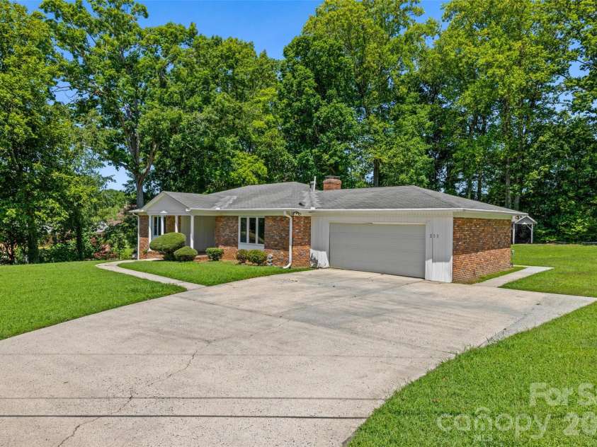 233 Laburn Avenue, Charlotte, NC 28214.  MLS# CAR4418605, YatesRealty ID 47262. 