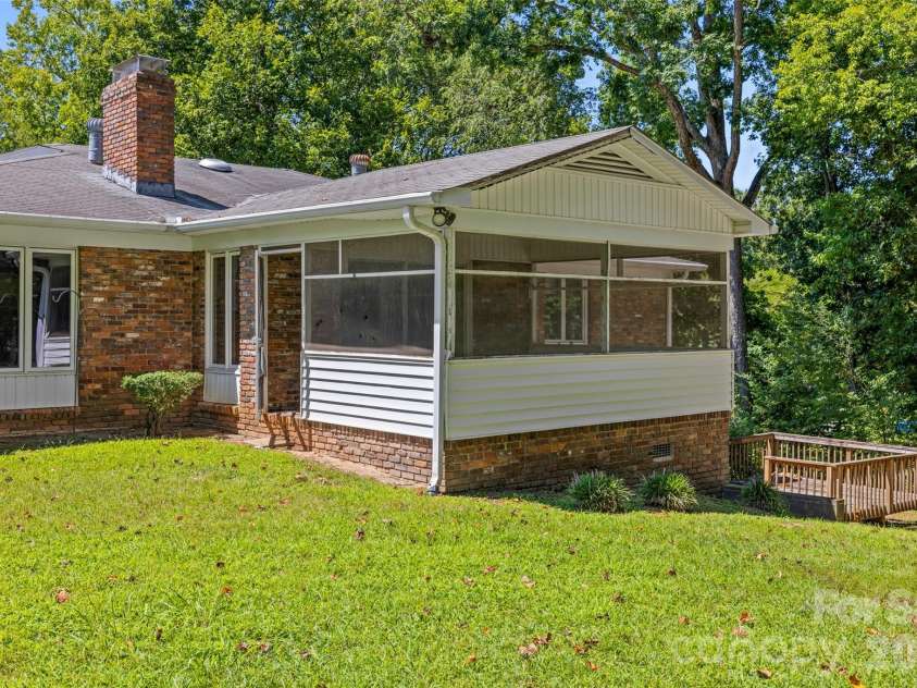233 Laburn Avenue, Charlotte, NC 28214.  MLS# CAR4418605, YatesRealty ID 47262. 