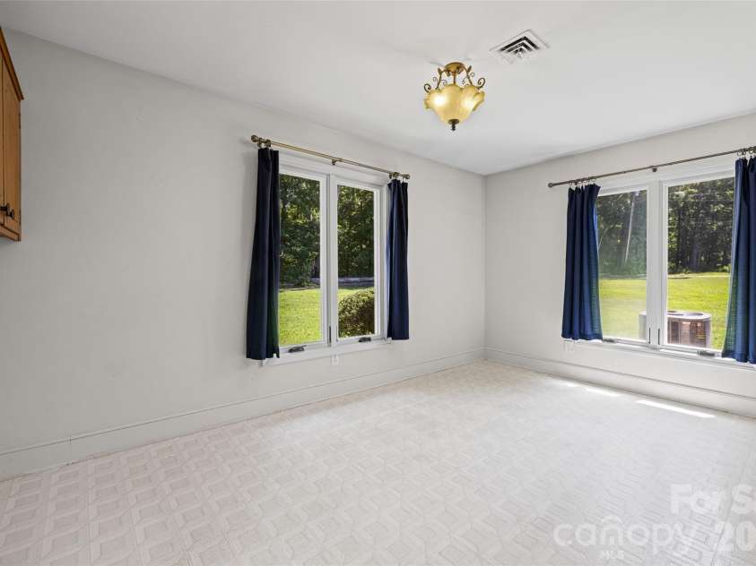 233 Laburn Avenue, Charlotte, NC 28214.  MLS# CAR4418605, YatesRealty ID 47262. 