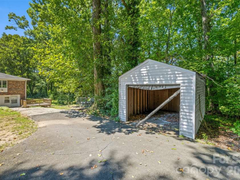 233 Laburn Avenue, Charlotte, NC 28214.  MLS# CAR4418605, YatesRealty ID 47262. 