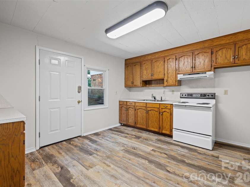 233 Laburn Avenue, Charlotte, NC 28214.  MLS# CAR4418605, YatesRealty ID 47262. EAT-IN KITCHEN