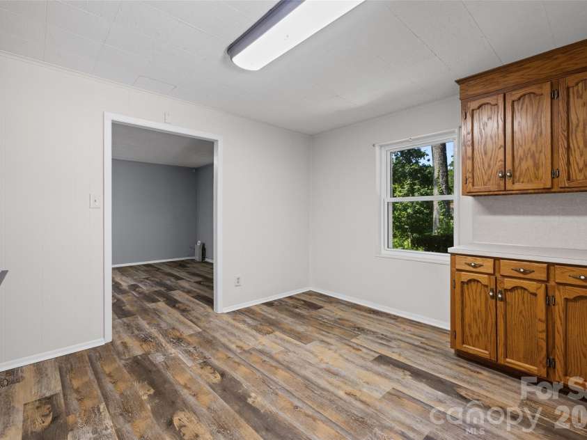 233 Laburn Avenue, Charlotte, NC 28214.  MLS# CAR4418605, YatesRealty ID 47262. EAT-IN KITCHEN