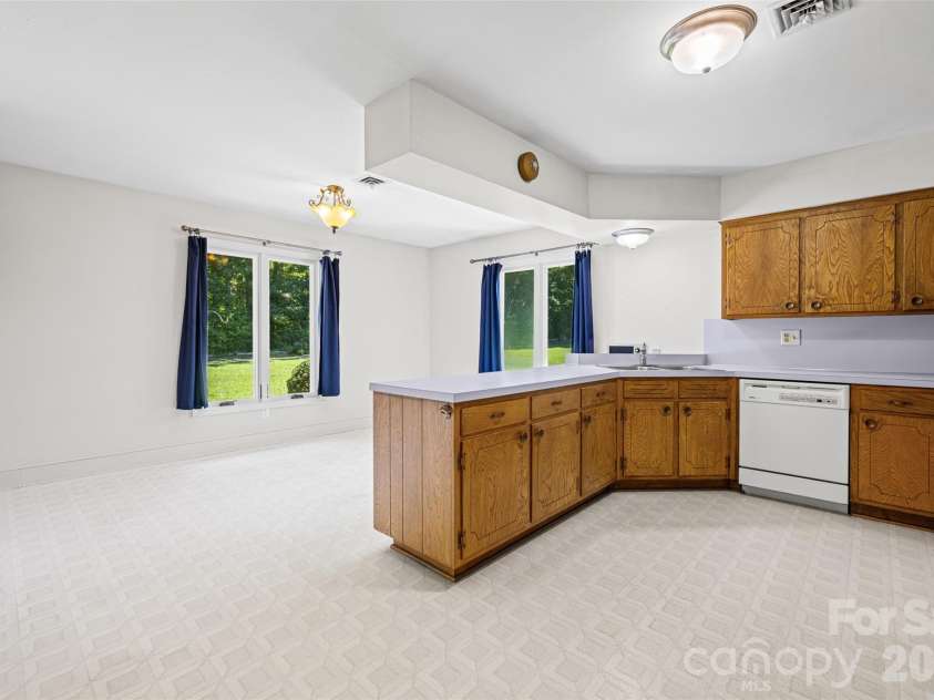 233 Laburn Avenue, Charlotte, NC 28214.  MLS# CAR4418605, YatesRealty ID 47262. LARGE EAT IN KITCHEN!