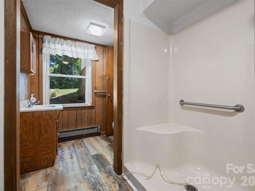 233 Laburn Avenue, Charlotte, NC 28214.  MLS# CAR4418605, YatesRealty ID 47262. LOWER BATH