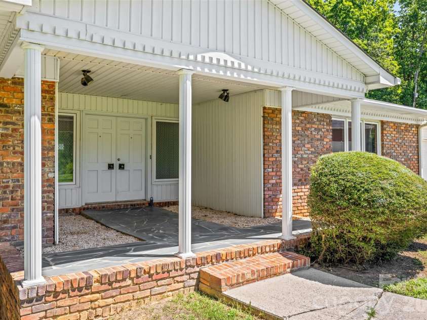 233 Laburn Avenue, Charlotte, NC 28214.  MLS# CAR4418605, YatesRealty ID 47262. MID-CENTURY MODERN CHARM