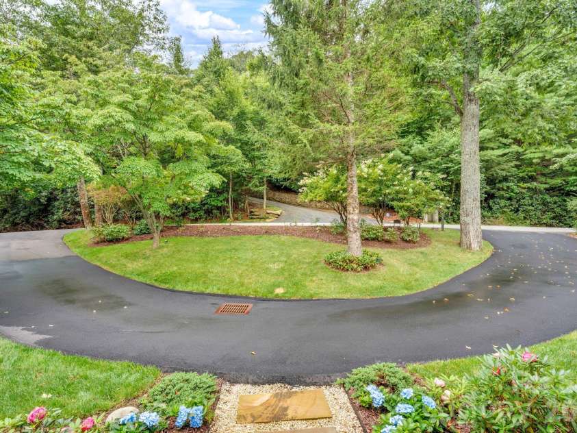 368 Green Hill Woods, Blowing Rock, NC 28605.  MLS# CAR4411772, YatesRealty ID 47263. Circular driveway at front