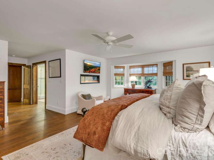 368 Green Hill Woods, Blowing Rock, NC 28605.  MLS# CAR4411772, YatesRealty ID 47263. Main-level primary suite