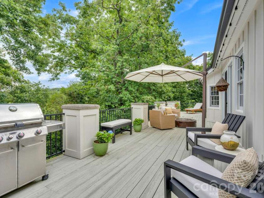 368 Green Hill Woods, Blowing Rock, NC 28605.  MLS# CAR4411772, YatesRealty ID 47263. Spacious main-level deck