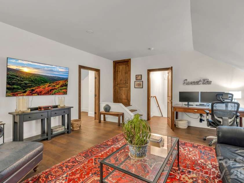 368 Green Hill Woods, Blowing Rock, NC 28605.  MLS# CAR4411772, YatesRealty ID 47263. Upper-level bedroom suite