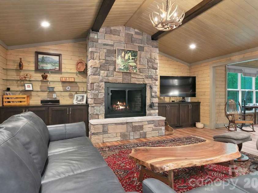 503 Cliff Ridge Drive, Cleveland, SC 29635.  MLS# CAR4418547, YatesRealty ID 47265. Fireplace