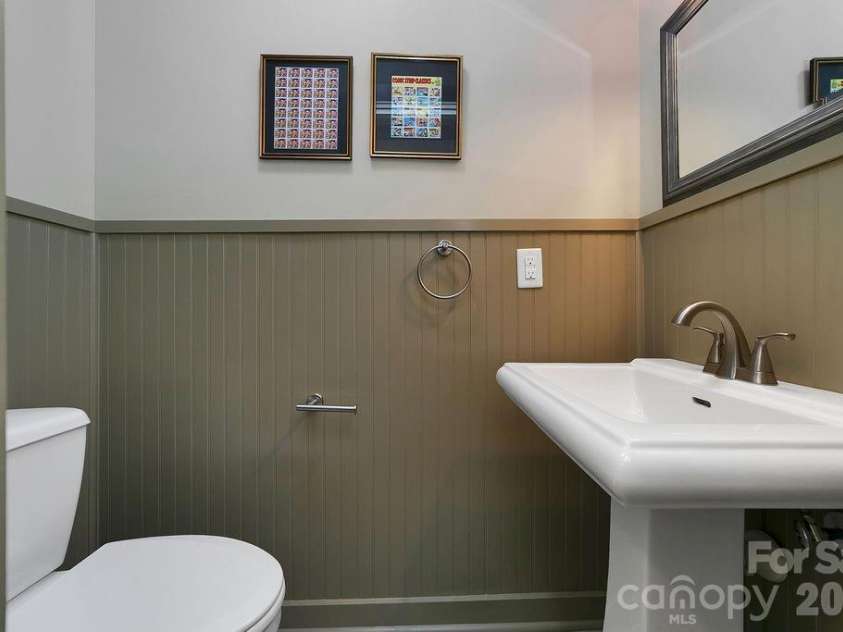 503 Cliff Ridge Drive, Cleveland, SC 29635.  MLS# CAR4418547, YatesRealty ID 47265. Guest half bath