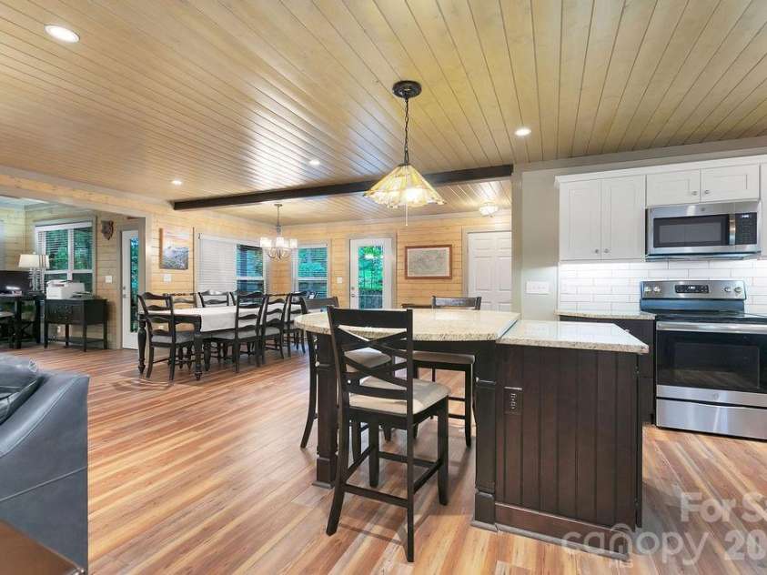 503 Cliff Ridge Drive, Cleveland, SC 29635.  MLS# CAR4418547, YatesRealty ID 47265. Kitchen Island
