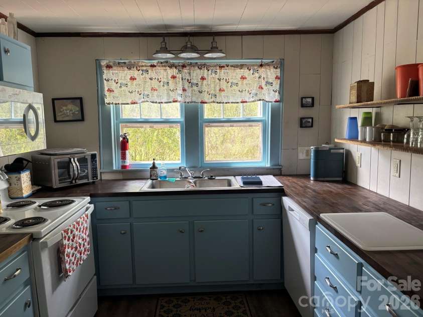 54 Jaimes Lane, Bakersville, NC 28705.  MLS# CAR4418961, YatesRealty ID 47269. 