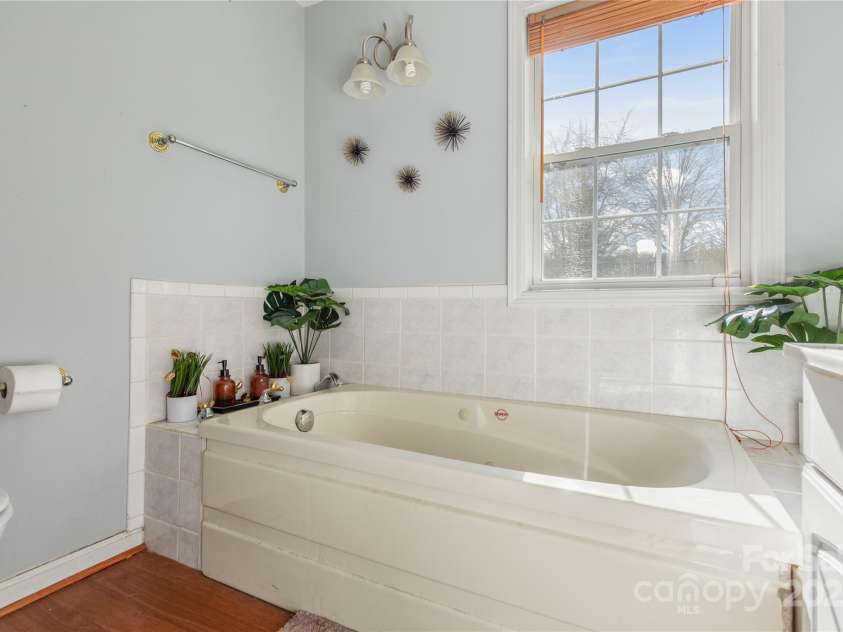 333 Oakview Park Road, Asheville, NC 28803.  MLS# CAR4327204, YatesRealty ID 4727. 2nd bath.