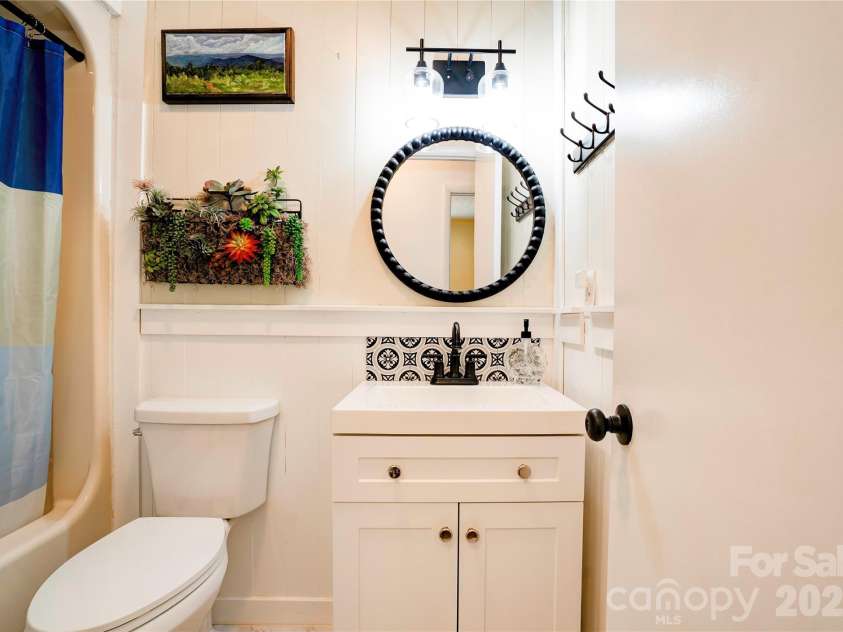 8 Charger Court, Shelby, NC 28152.  MLS# CAR4418696, YatesRealty ID 47270. Bathroom 2