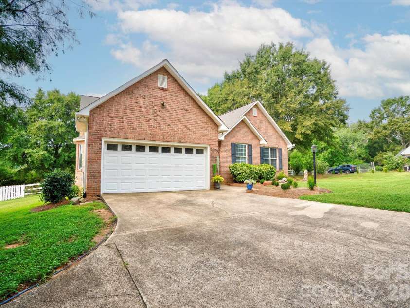 8 Charger Court, Shelby, NC 28152.  MLS# CAR4418696, YatesRealty ID 47270. Front Left