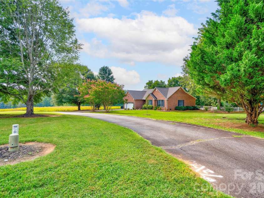 8 Charger Court, Shelby, NC 28152.  MLS# CAR4418696, YatesRealty ID 47270. Front Right