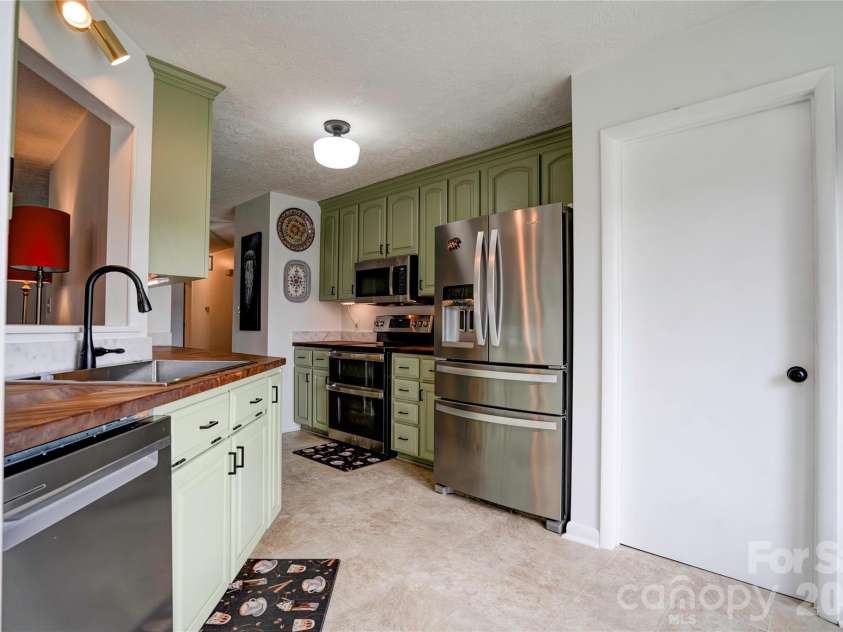 8 Charger Court, Shelby, NC 28152.  MLS# CAR4418696, YatesRealty ID 47270. Kitchen
