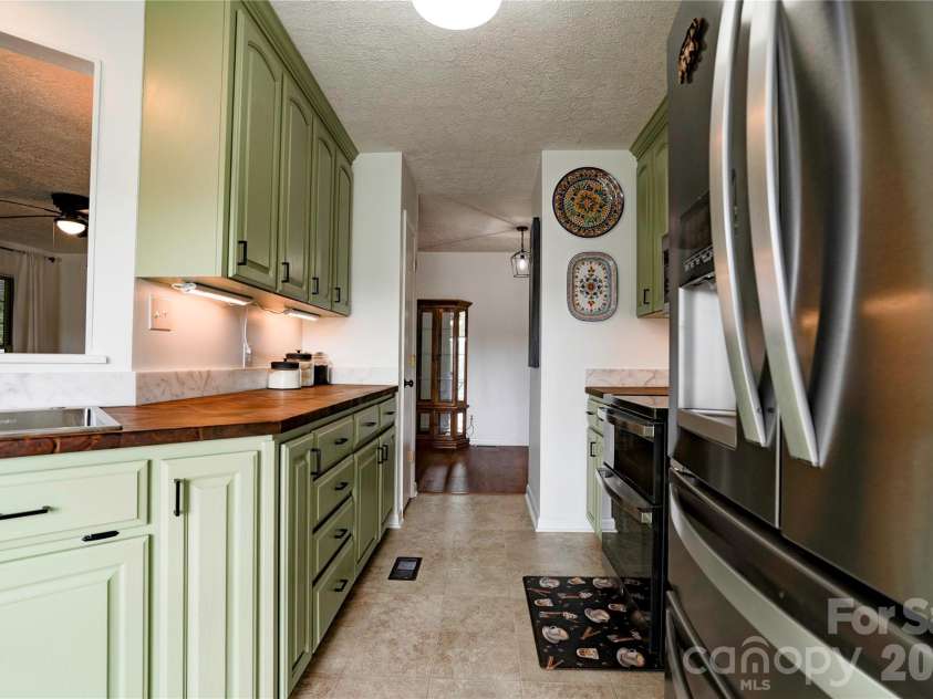 8 Charger Court, Shelby, NC 28152.  MLS# CAR4418696, YatesRealty ID 47270. Kitchen