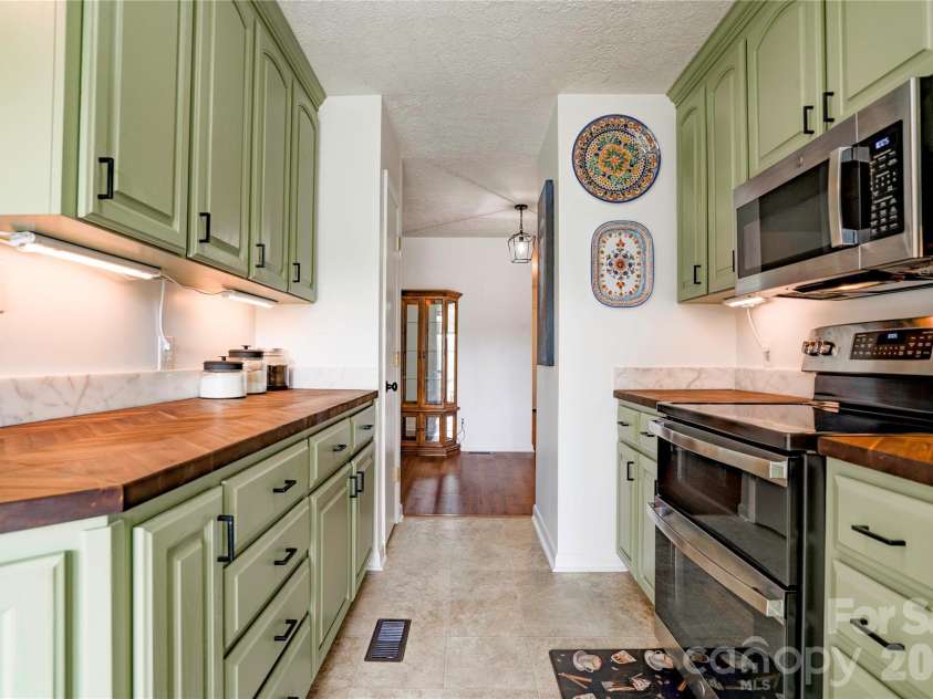 8 Charger Court, Shelby, NC 28152.  MLS# CAR4418696, YatesRealty ID 47270. Kitchen