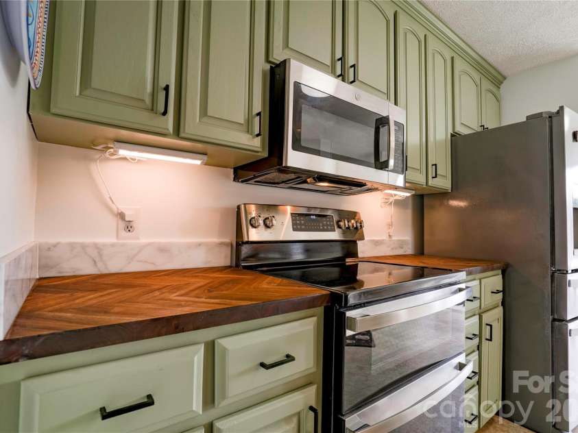 8 Charger Court, Shelby, NC 28152.  MLS# CAR4418696, YatesRealty ID 47270. Kitchen