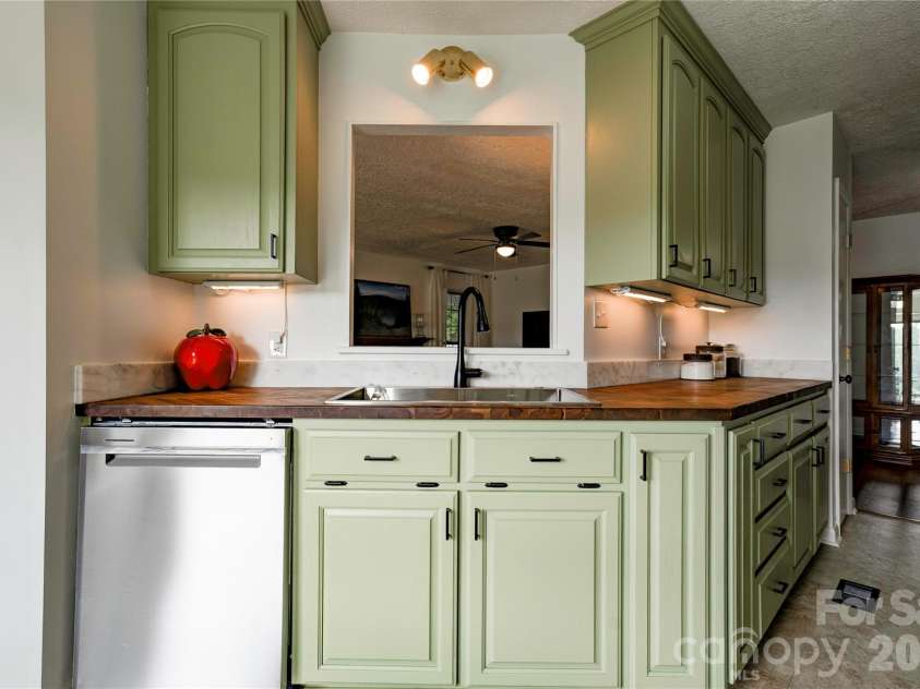 8 Charger Court, Shelby, NC 28152.  MLS# CAR4418696, YatesRealty ID 47270. Kitchen