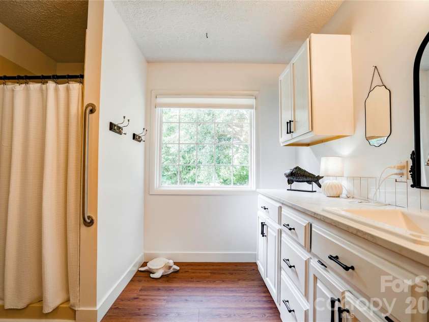 8 Charger Court, Shelby, NC 28152.  MLS# CAR4418696, YatesRealty ID 47270. Primary Bathroom