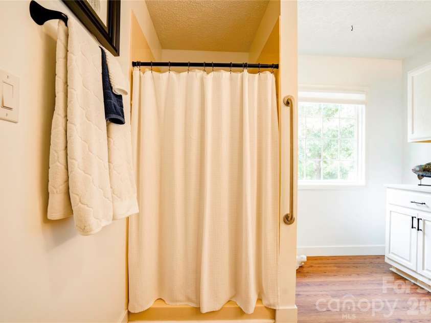 8 Charger Court, Shelby, NC 28152.  MLS# CAR4418696, YatesRealty ID 47270. Primary Bathroom
