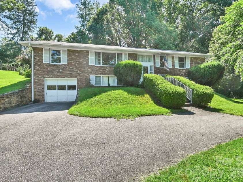 28 Glenview Road, Asheville, NC 28804.  MLS# CAR4406564, YatesRealty ID 47272. 