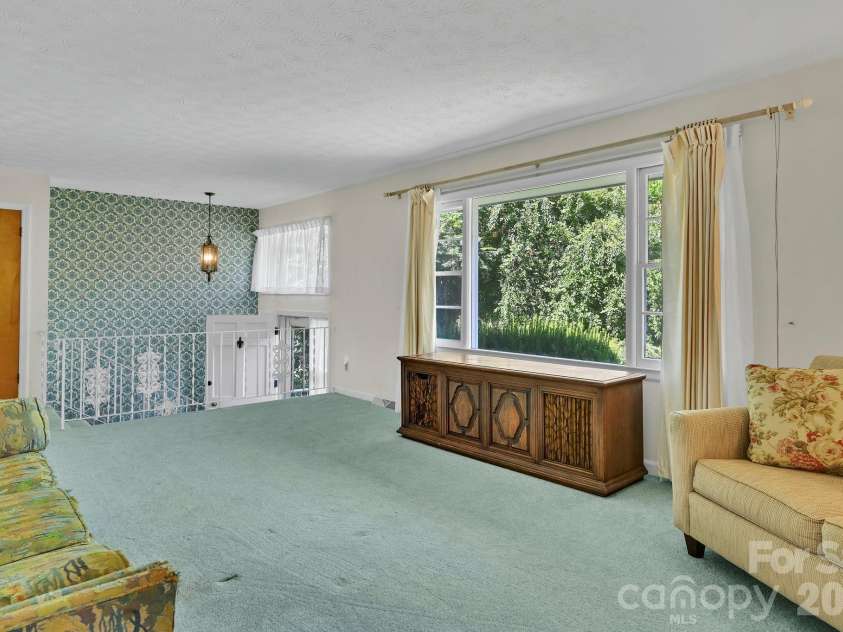 28 Glenview Road, Asheville, NC 28804.  MLS# CAR4406564, YatesRealty ID 47272. 