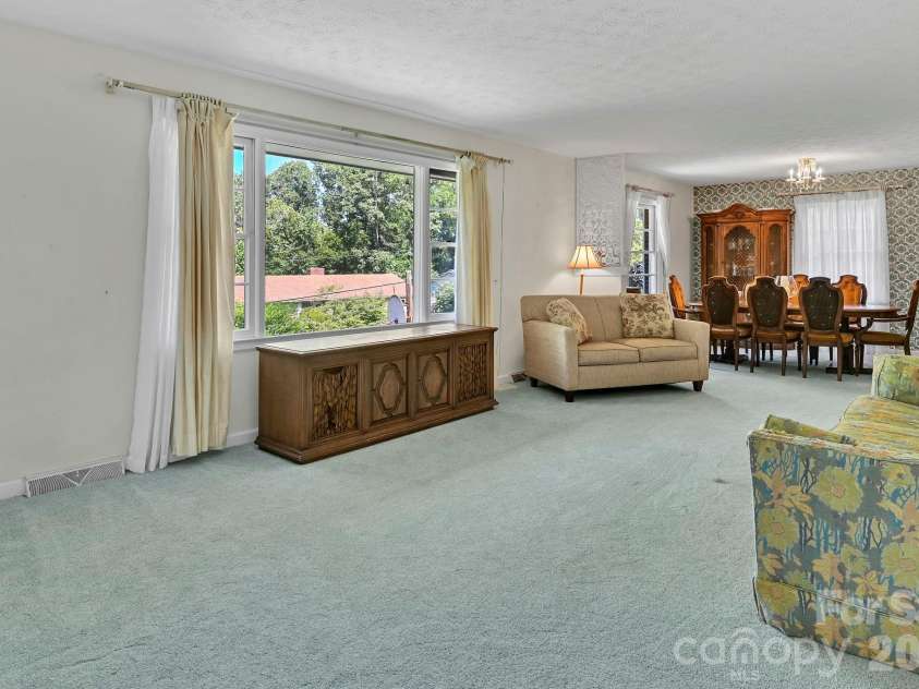 28 Glenview Road, Asheville, NC 28804.  MLS# CAR4406564, YatesRealty ID 47272. 