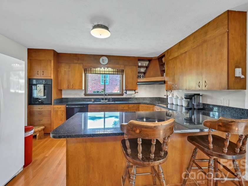 28 Glenview Road, Asheville, NC 28804.  MLS# CAR4406564, YatesRealty ID 47272. 