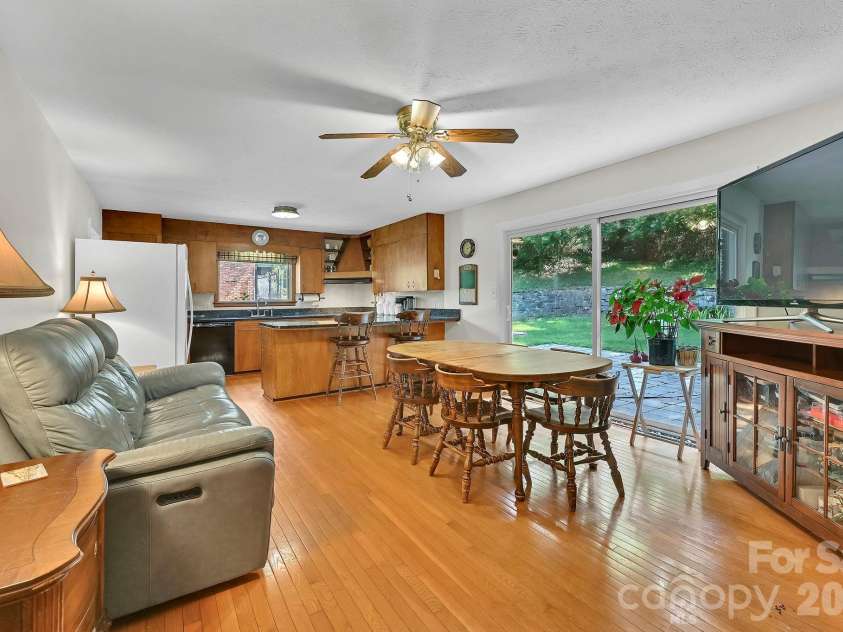 28 Glenview Road, Asheville, NC 28804.  MLS# CAR4406564, YatesRealty ID 47272. 