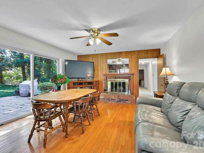28 Glenview Road, Asheville, NC 28804.  MLS# CAR4406564, YatesRealty ID 47272. 