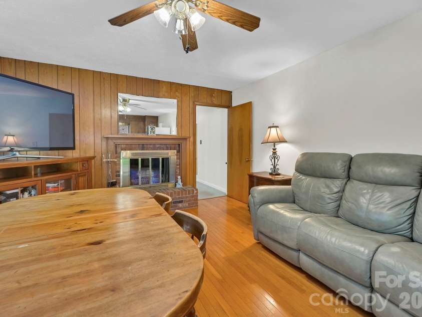 28 Glenview Road, Asheville, NC 28804.  MLS# CAR4406564, YatesRealty ID 47272. 