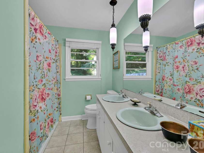 28 Glenview Road, Asheville, NC 28804.  MLS# CAR4406564, YatesRealty ID 47272. 