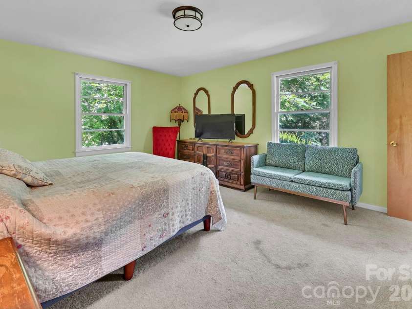 28 Glenview Road, Asheville, NC 28804.  MLS# CAR4406564, YatesRealty ID 47272. 
