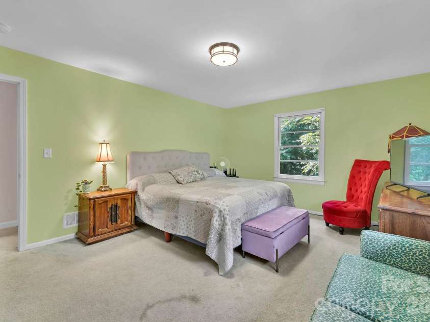 28 Glenview Road, Asheville, NC 28804.  MLS# CAR4406564, YatesRealty ID 47272. 
