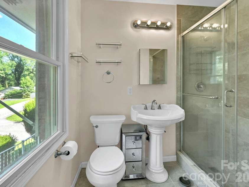 28 Glenview Road, Asheville, NC 28804.  MLS# CAR4406564, YatesRealty ID 47272. 
