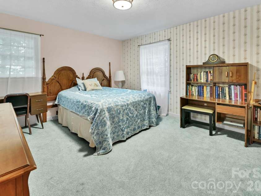 28 Glenview Road, Asheville, NC 28804.  MLS# CAR4406564, YatesRealty ID 47272. 