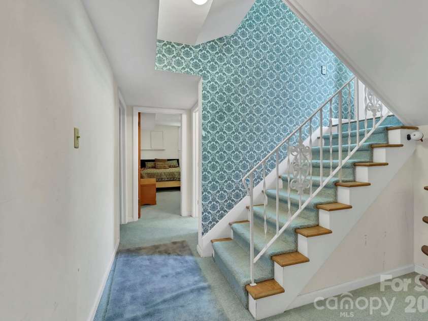 28 Glenview Road, Asheville, NC 28804.  MLS# CAR4406564, YatesRealty ID 47272. 