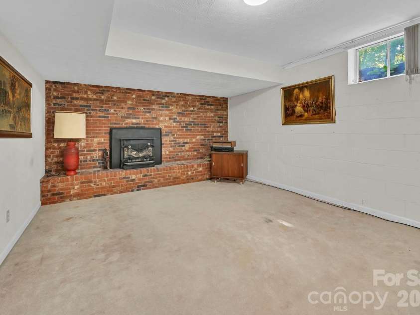 28 Glenview Road, Asheville, NC 28804.  MLS# CAR4406564, YatesRealty ID 47272. 