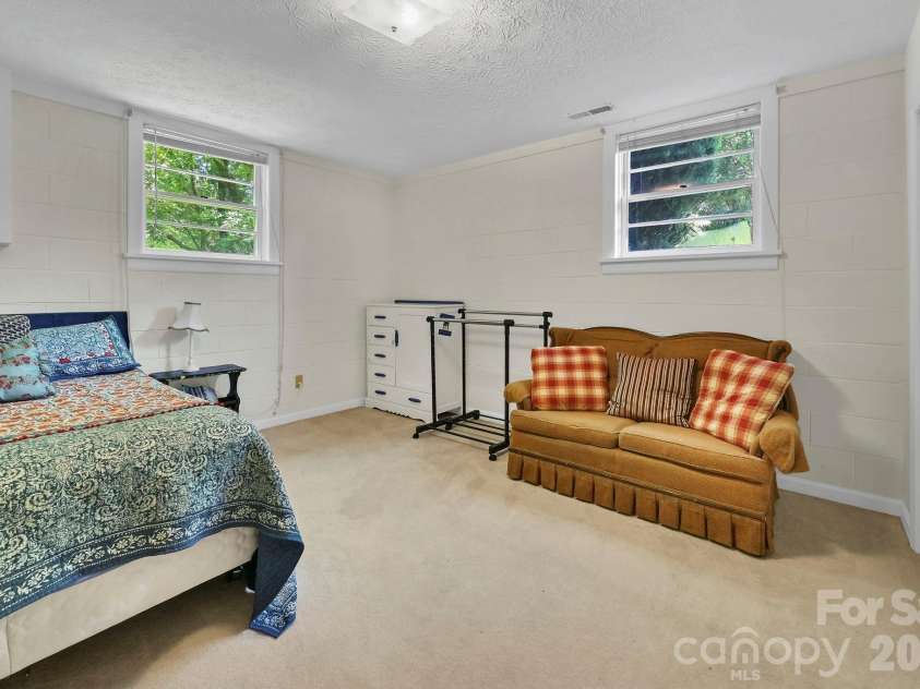 28 Glenview Road, Asheville, NC 28804.  MLS# CAR4406564, YatesRealty ID 47272. 