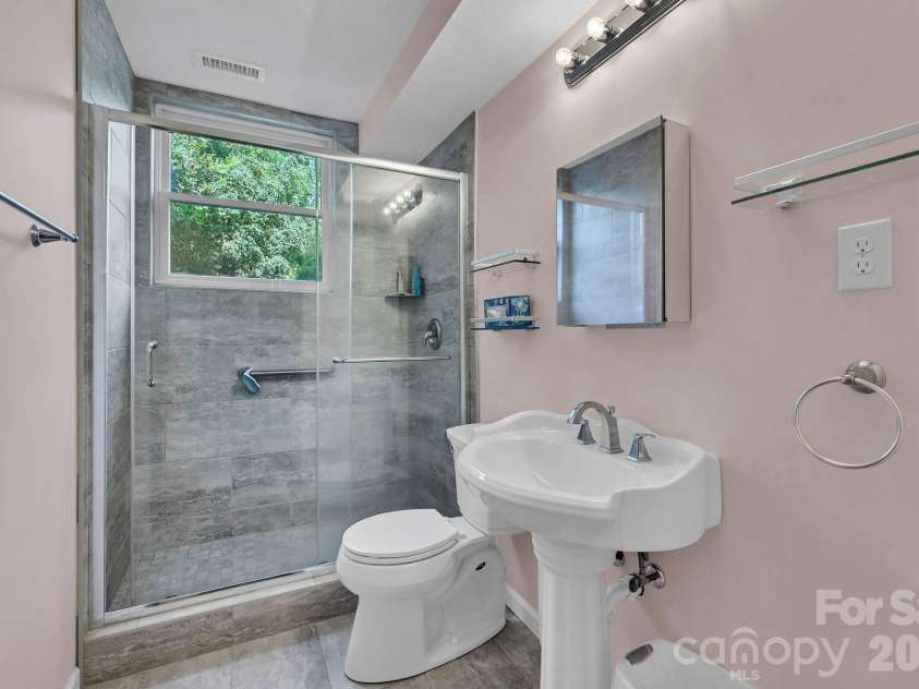 28 Glenview Road, Asheville, NC 28804.  MLS# CAR4406564, YatesRealty ID 47272. 
