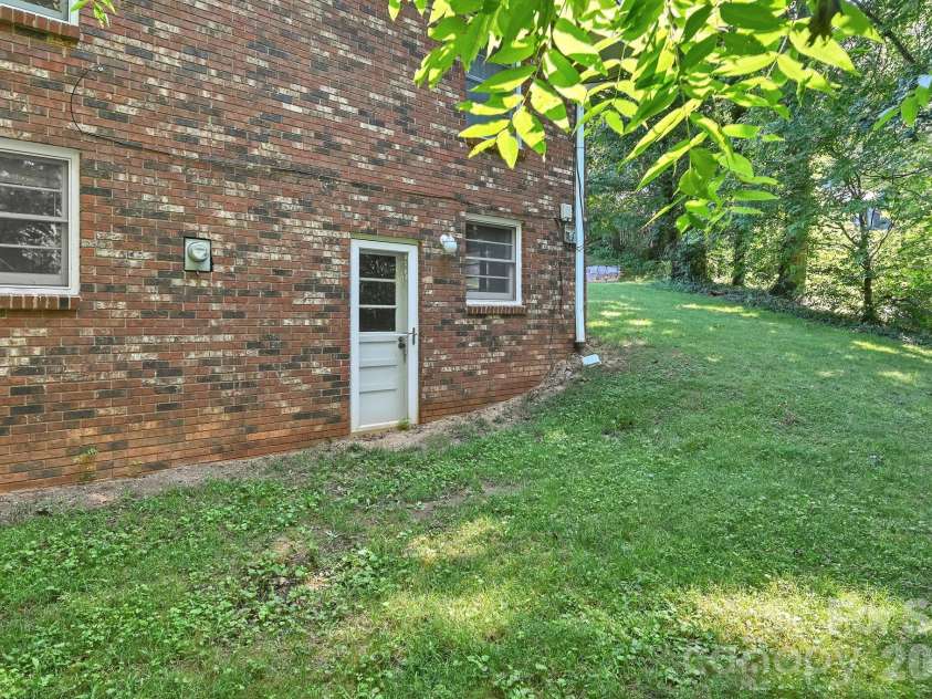 28 Glenview Road, Asheville, NC 28804.  MLS# CAR4406564, YatesRealty ID 47272. 